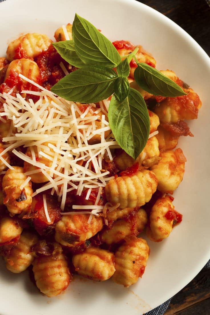 Ñoquis con pesto rosso
