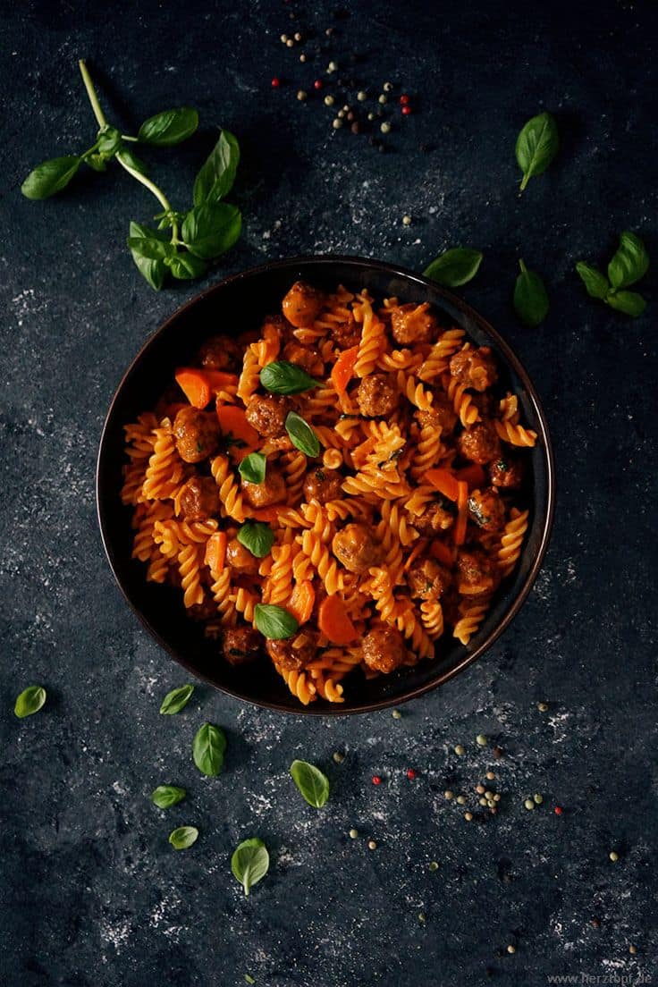 Pasta de la casa con albóndigas